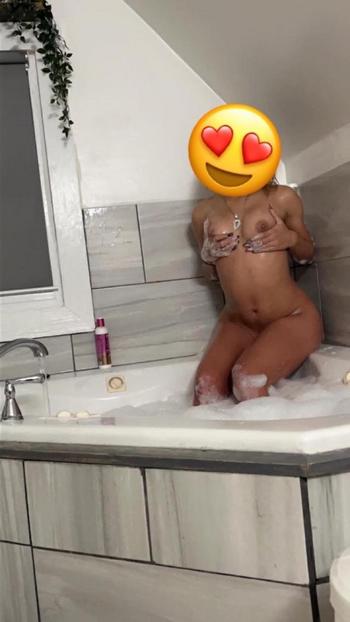 Naee, 24  female escort, Evansville