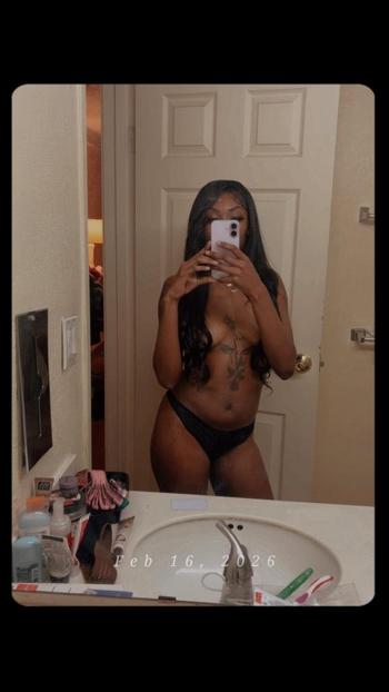 Naee, 24  female escort, Evansville