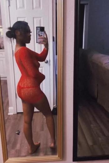 Leah, 22  female escort, Evansville