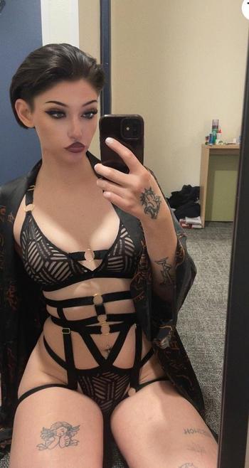 VIXEN, 22  female escort, Evansville